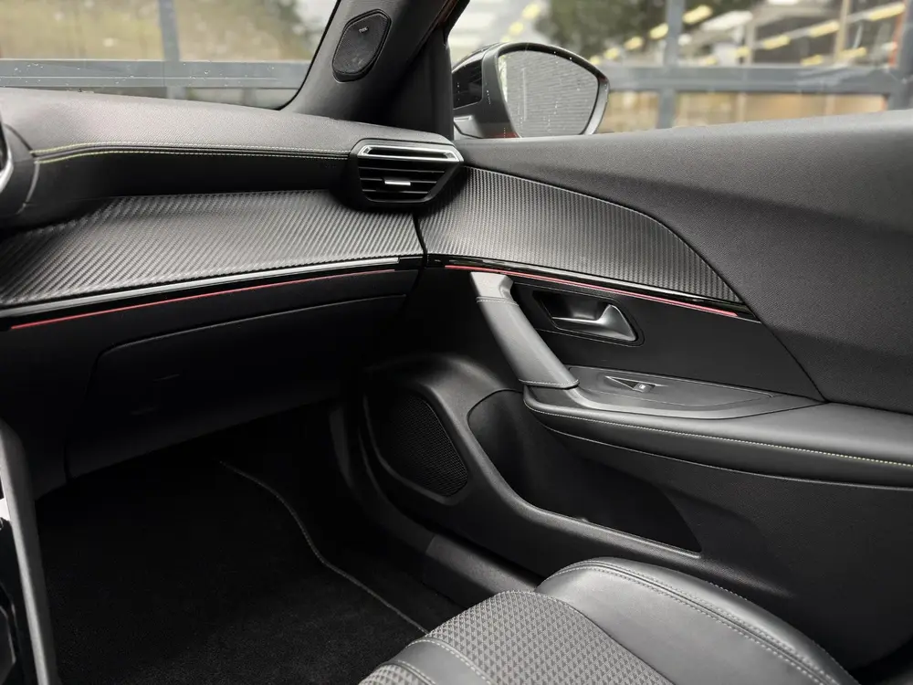 Peugeot 2008 1.2 PureTech GT l Focal HiFi l Blis l Came uit 2021, foto 6