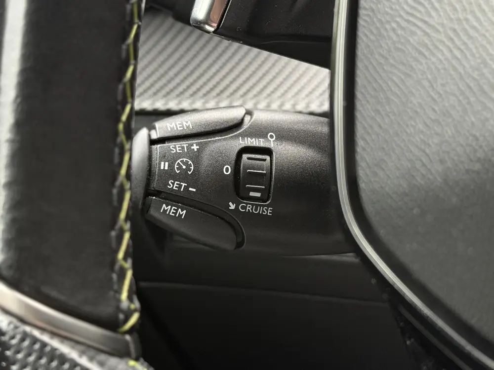 Peugeot 2008 1.2 PureTech GT l Focal HiFi l Blis l Came uit 2021, foto 8