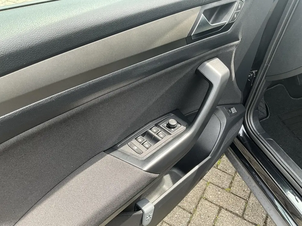 Volkswagen T-Roc 1.5 TSI Style Business uit 2020, foto 8