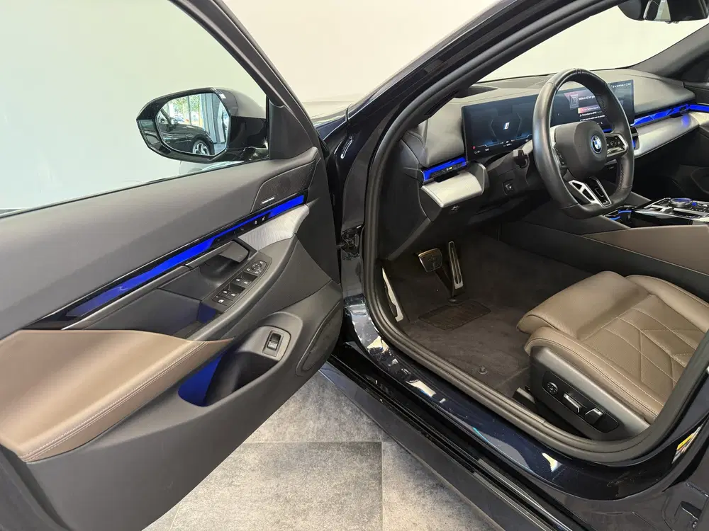 BMW i5 eDrive40 84 kWh Head-Up ACC PDC Trekhaak M uit 2024, foto 19