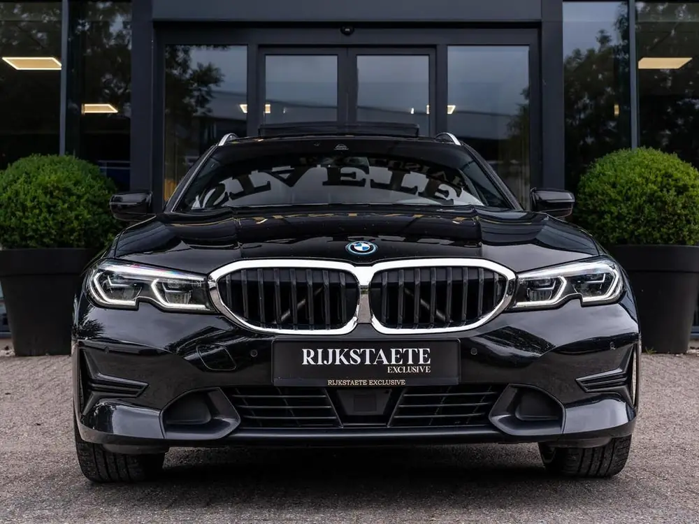 BMW 3-Serie Touring 320e xDrive|PANO|SFEER|CAMERA|ACC|17'' uit 2022, foto 3