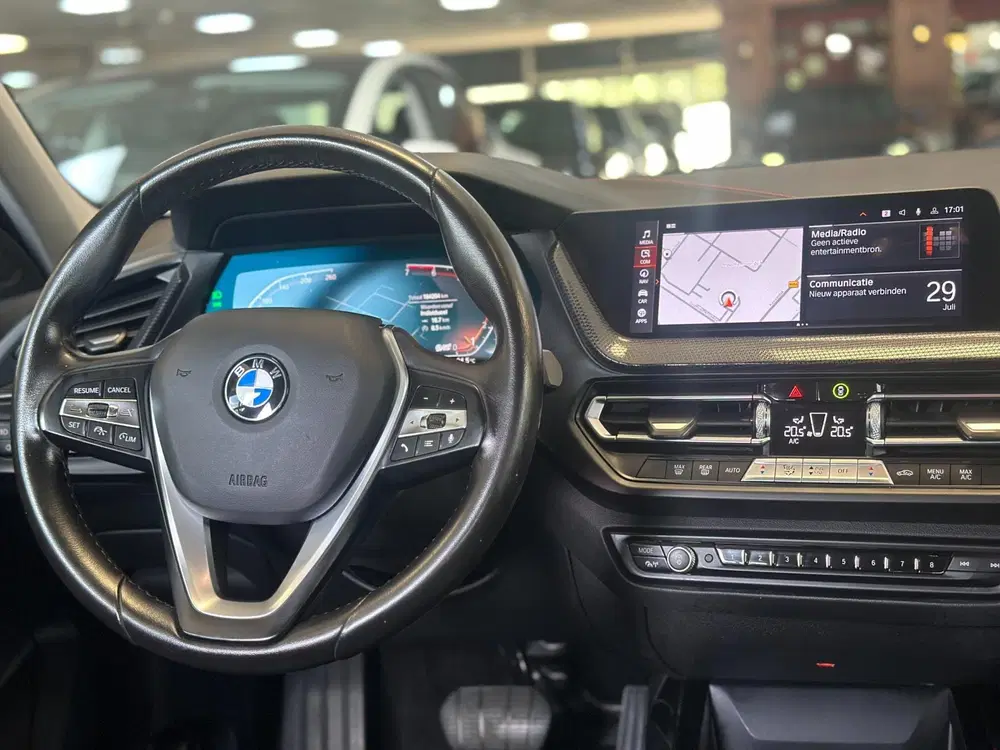BMW 1-serie 118i Executive Edition uit 2020, foto 11