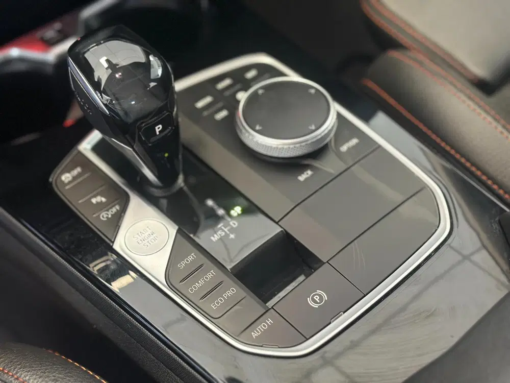 BMW 1-serie 118i Executive Edition uit 2020, foto 15