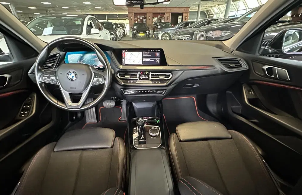 BMW 1-serie 118i Executive Edition uit 2020, foto 2