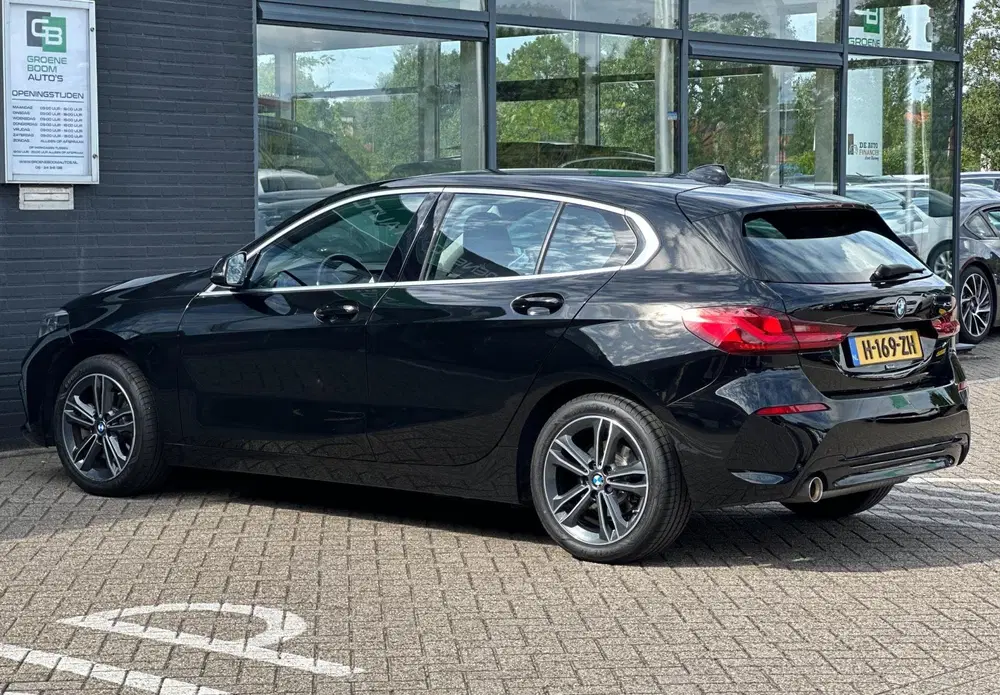 BMW 1-serie 118i Executive Edition uit 2020, foto 3