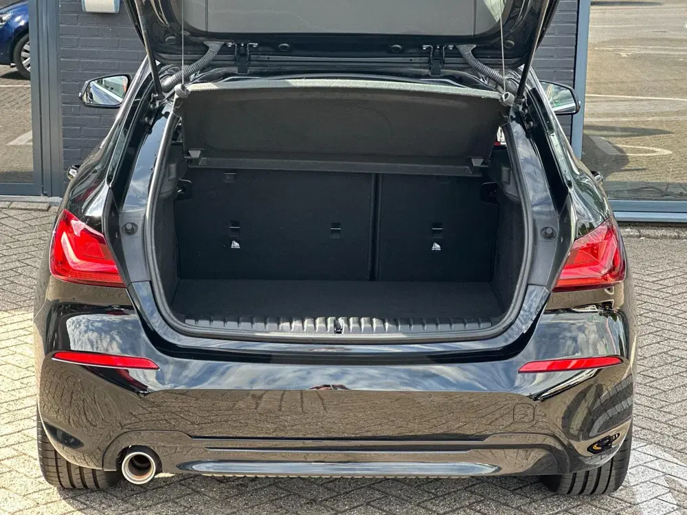 BMW 1-serie 118i Executive Edition uit 2020, foto 9