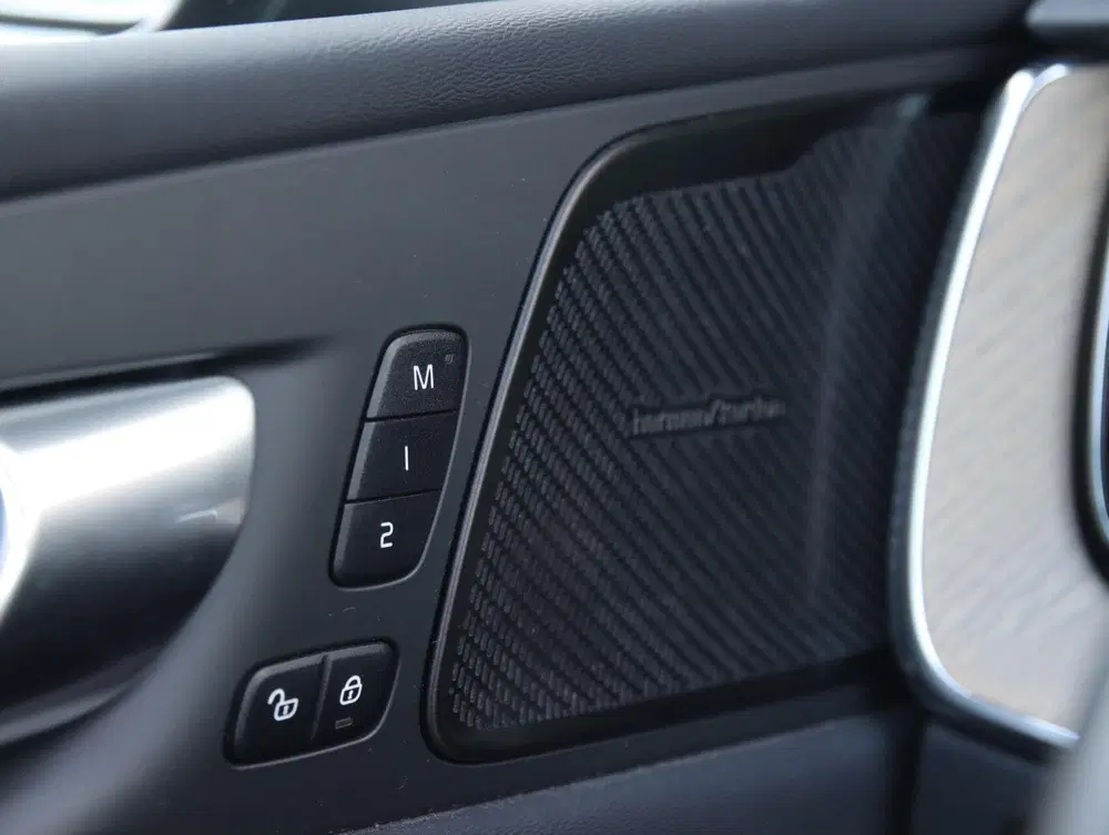 Volvo XC60 2.0 T8 Plug-in hybrid AWD Plus Dark uit 2023, foto 15