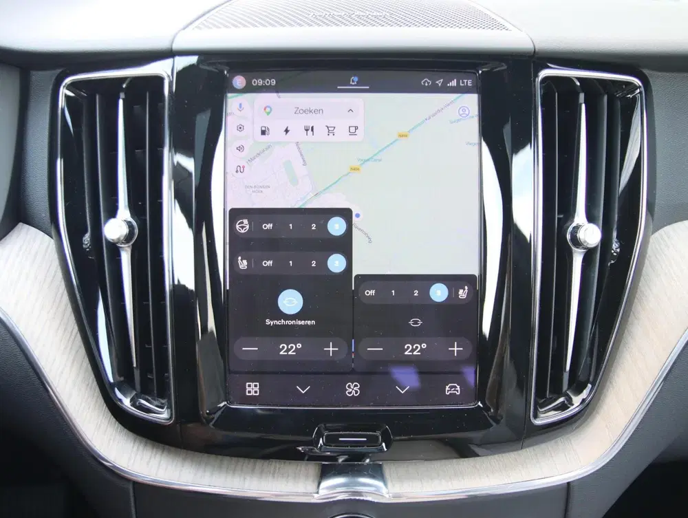 Volvo XC60 2.0 T8 Plug-in hybrid AWD Plus Dark uit 2023, foto 18