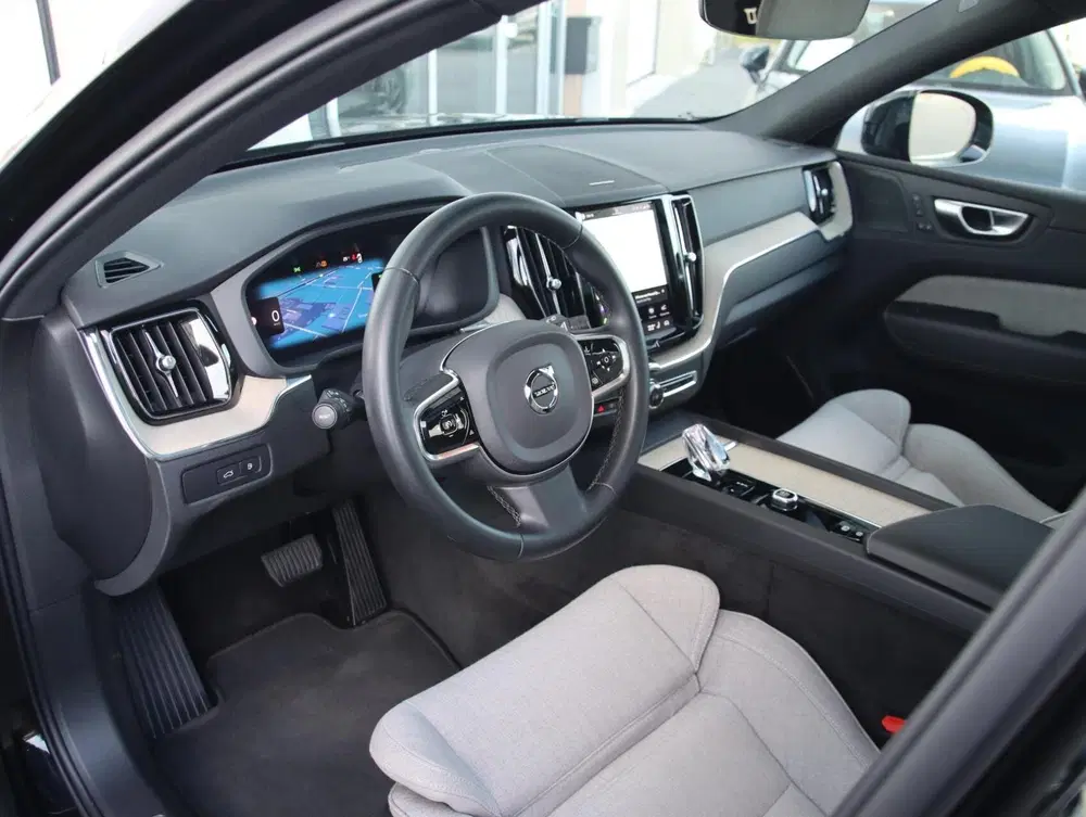 Volvo XC60 2.0 T8 Plug-in hybrid AWD Plus Dark uit 2023, foto 4