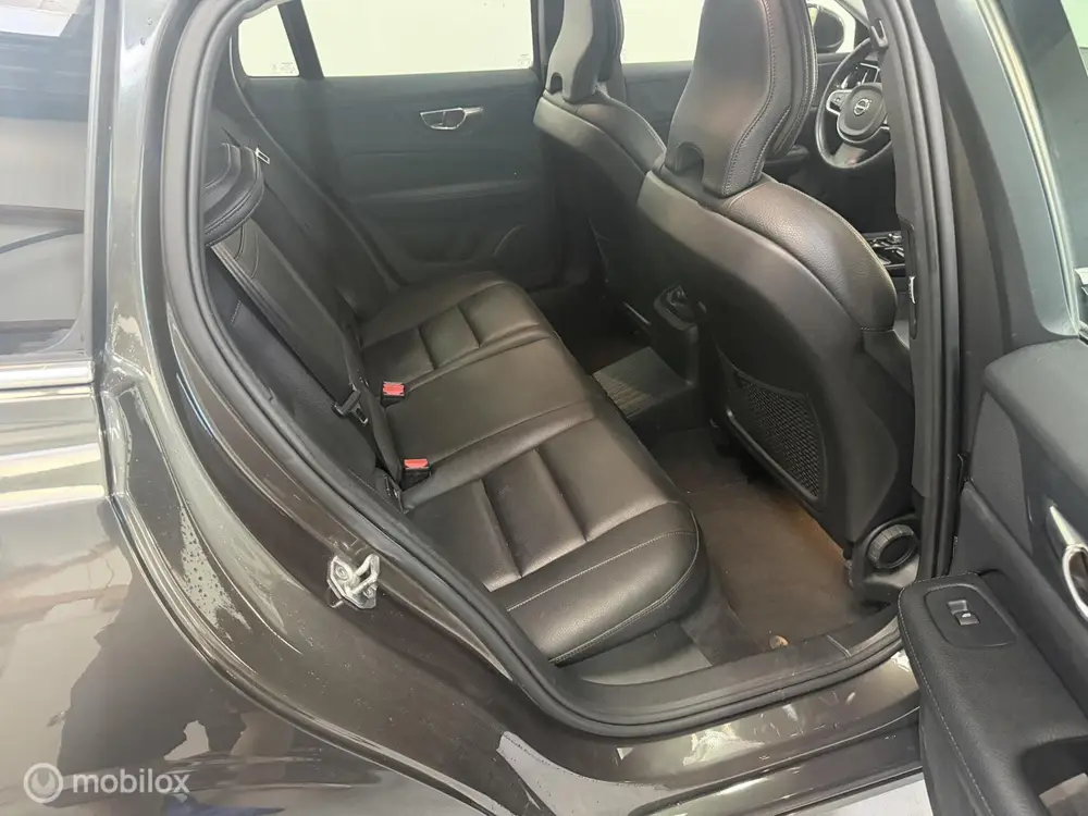 Volvo V60 2.0 T8 AWD Inscription PANO / ADAPTIVE CRUISE / NL uit 2019, foto 10