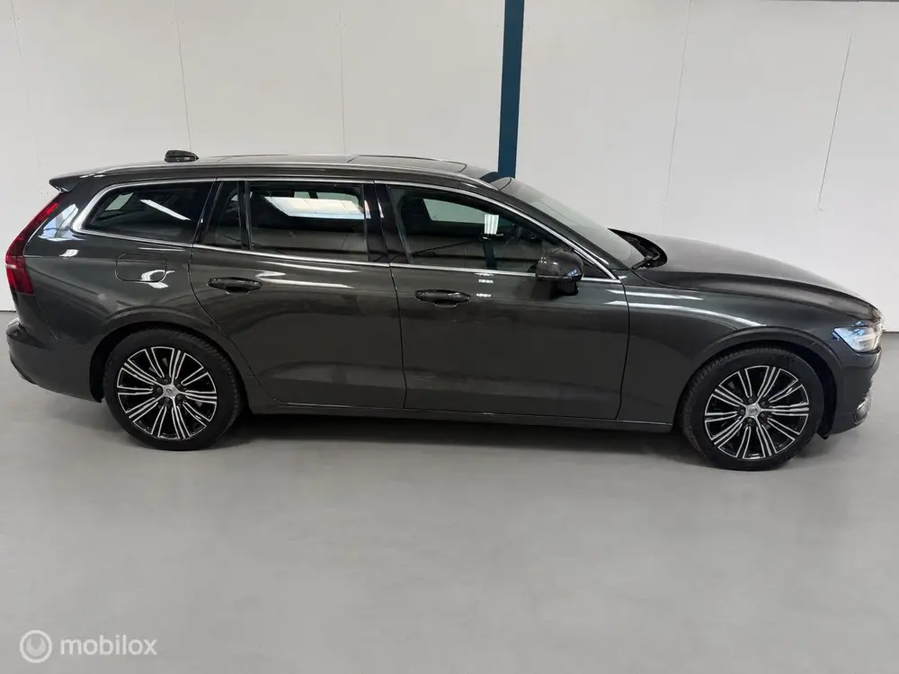 Volvo V60 2.0 T8 AWD Inscription PANO / ADAPTIVE CRUISE / NL uit 2019, foto 17