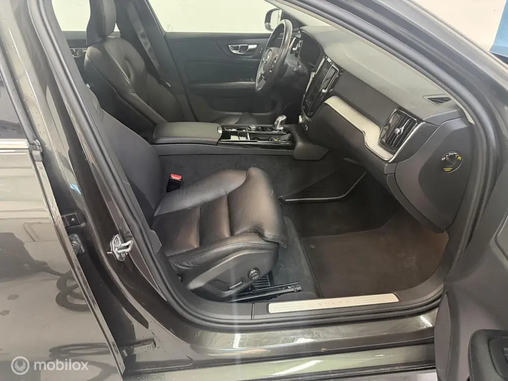 Volvo V60 2.0 T8 AWD Inscription PANO / ADAPTIVE CRUISE / NL uit 2019, foto 9