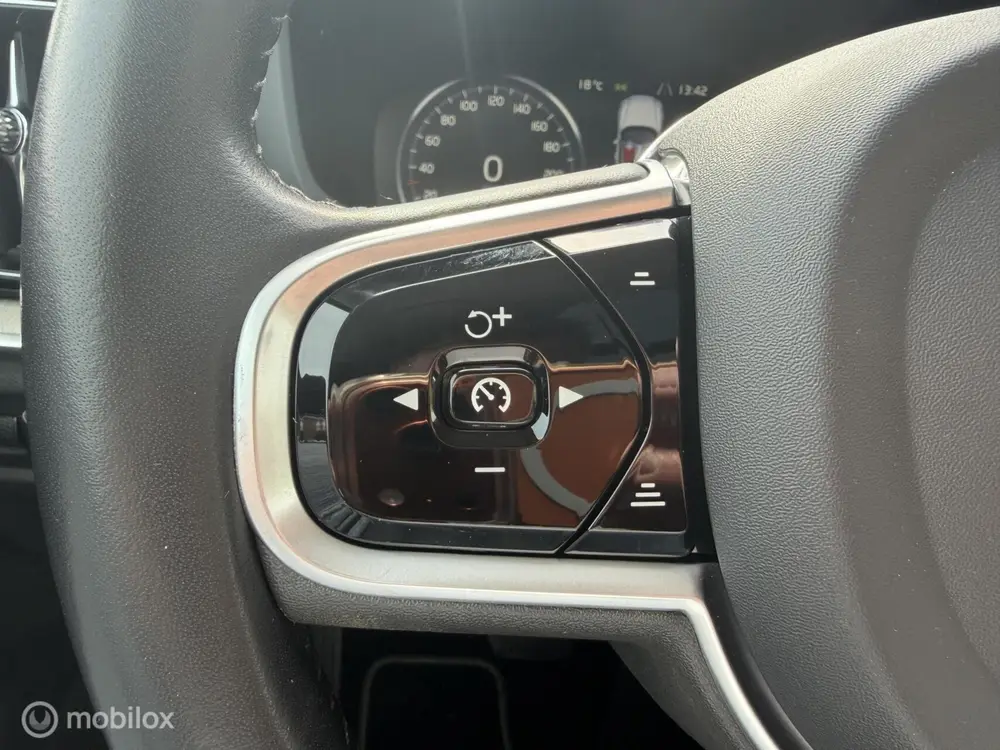 Volvo V60 2.0 T8 Twin Engine AWD Inscription PANO uit 2019, foto 13