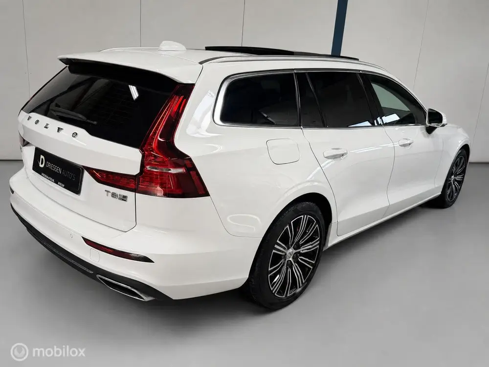 Volvo V60 2.0 T8 Twin Engine AWD Inscription PANO uit 2019, foto 2