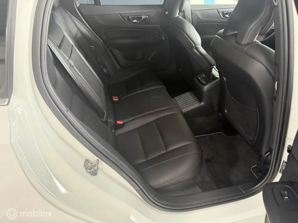 Volvo V60 2.0 T8 Twin Engine AWD Inscription PANO uit 2019, foto 20