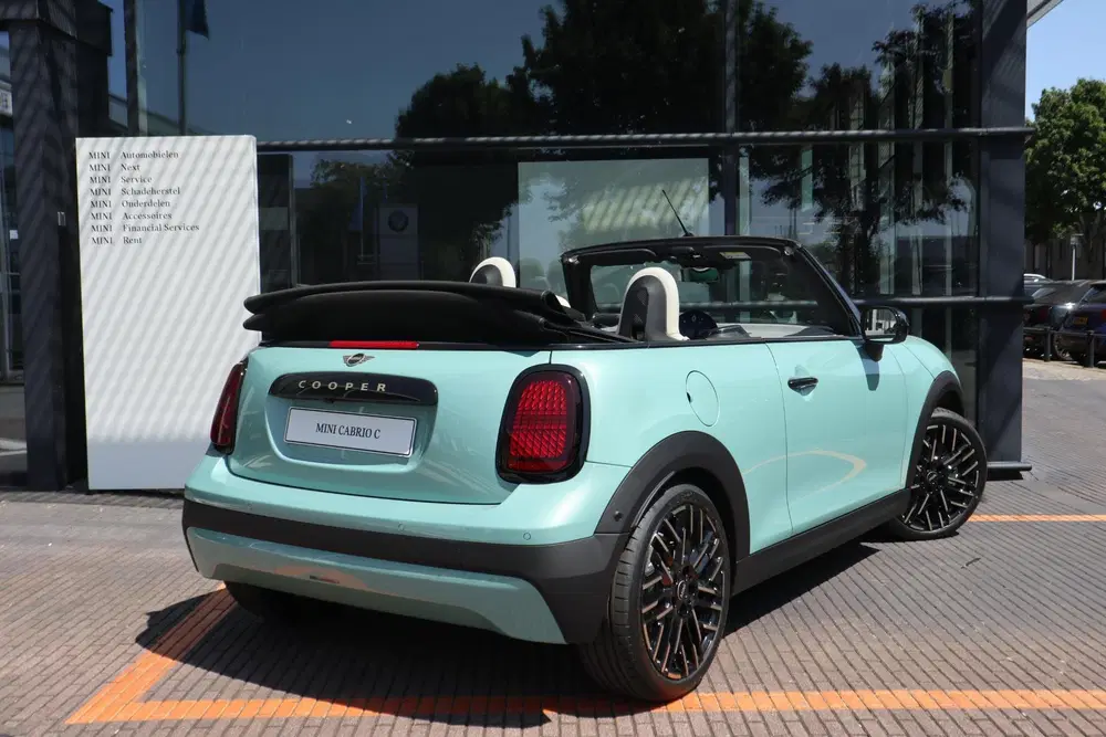 Mini Cabrio 1.5 Cooper C Favoured Trim uit 2026, foto 2
