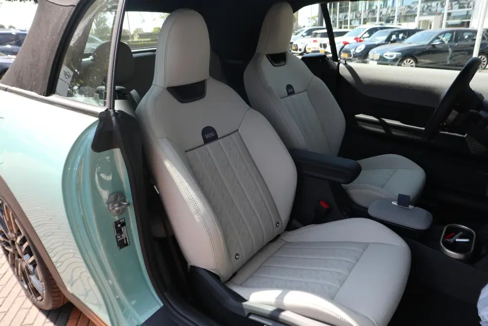 Mini Cabrio 1.5 Cooper C Favoured Trim uit 2026, foto 4