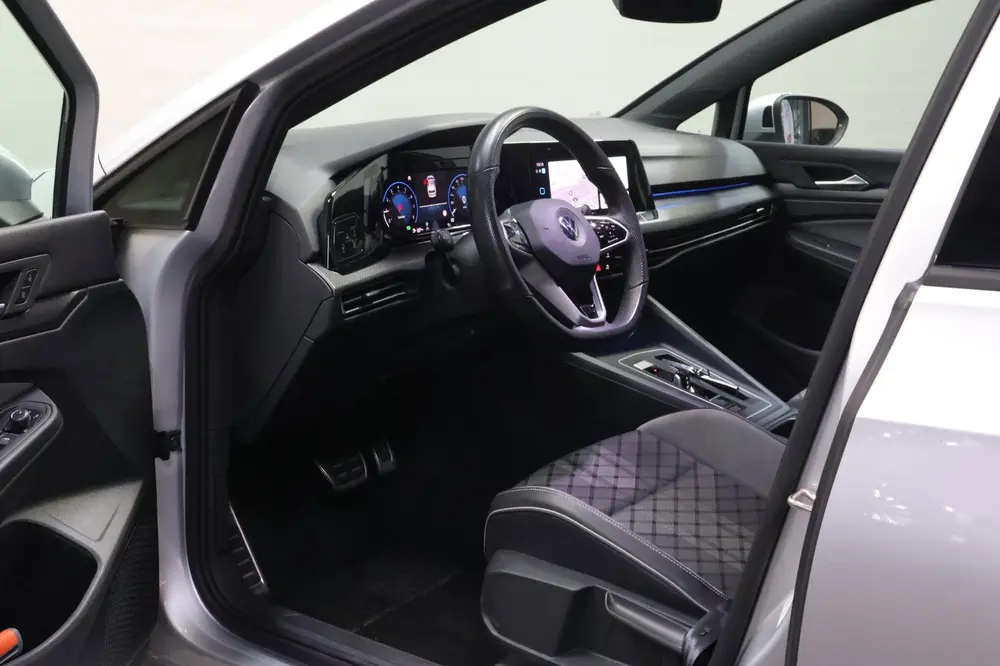 Volkswagen Golf 1.5 eTSI R-Line uit 2021, foto 2
