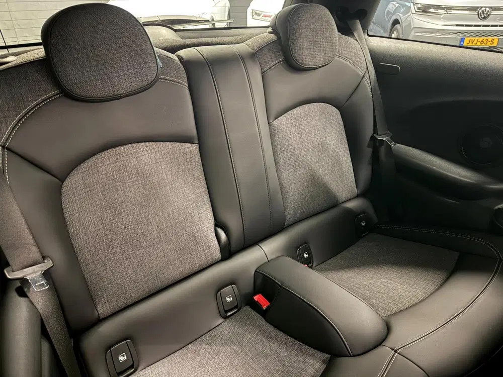Mini Cooper 1.5 Cooper BLACK-EDITION PANO uit 2022, foto 16