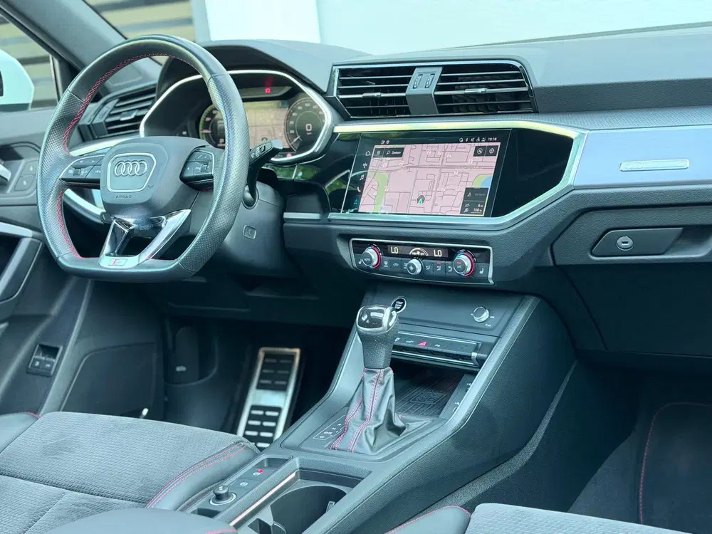 Audi Q3 45 TFSI e S Edition Pano uit 2022, foto 17