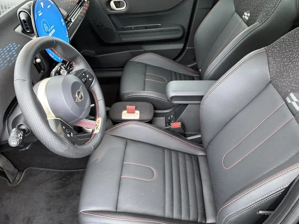 Mini John Cooper Works Cooper C John Cooper Works uit 2025, foto 4