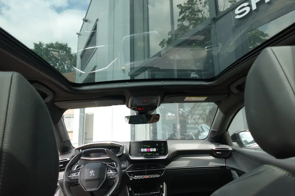 Peugeot 208 1.2 PureTech GT PANO KEYLESS CAM uit 2022, foto 17