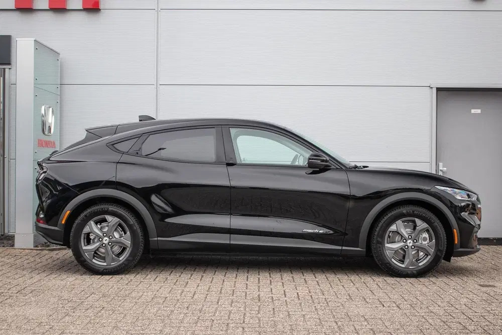 Ford Mustang Mach-E Extended RWD 98 kWh uit 2022, foto 2