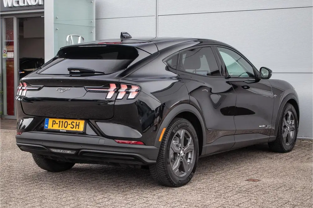 Ford Mustang Mach-E Extended RWD 98 kWh uit 2022, foto 3