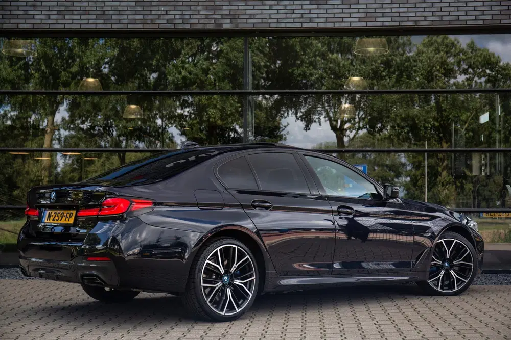 BMW 5-serie 5 Serie 545e xDrive High Executive M-Sport uit 2021, foto 2