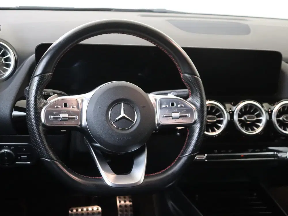 Mercedes-Benz GLA 200 AMG Line uit 2022, foto 11
