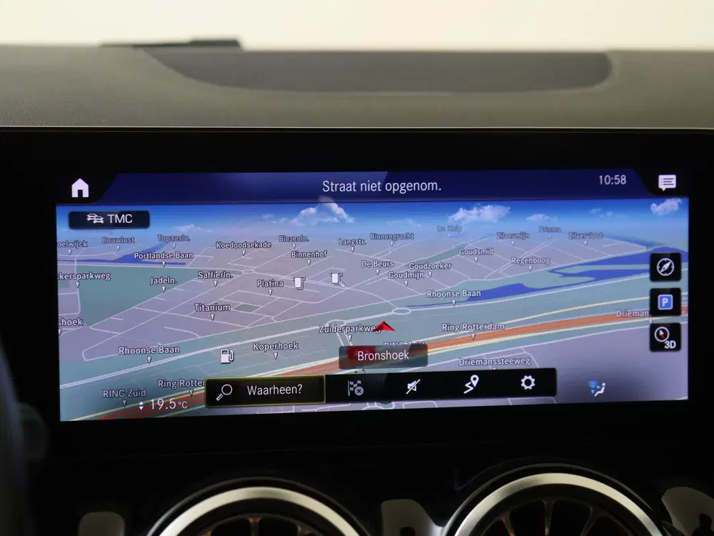Mercedes-Benz GLA 200 AMG Line uit 2022, foto 17