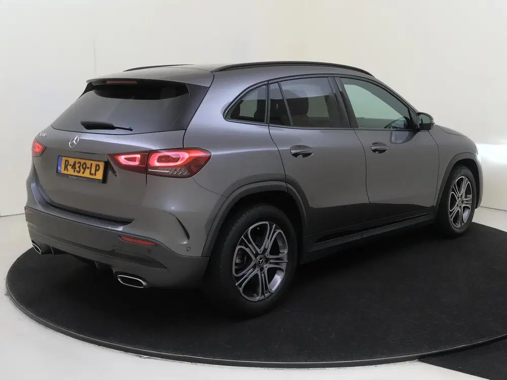 Mercedes-Benz GLA 200 AMG Line uit 2022, foto 2