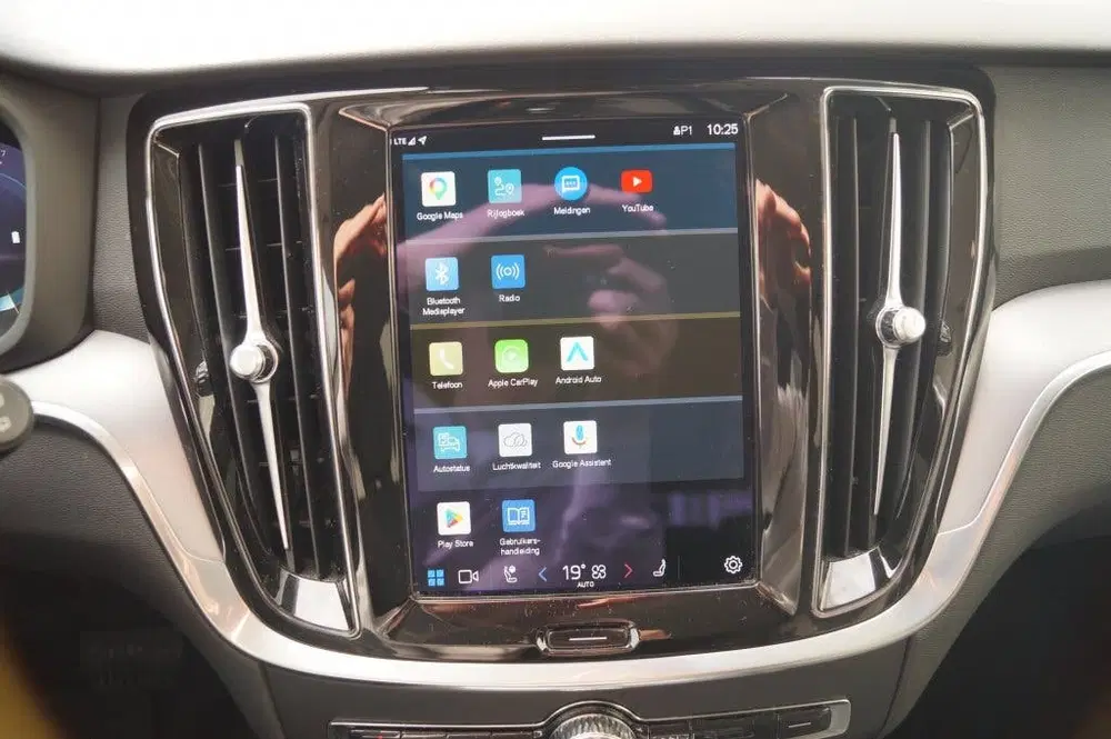 Volvo V60 2.0 B4 197pk Automaat Core -NAVI-ECC-LED-C uit 2023, foto 13