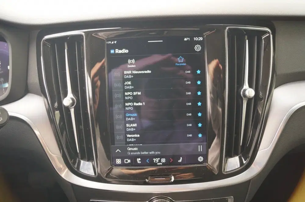 Volvo V60 2.0 B4 197pk Automaat Core -NAVI-ECC-LED-C uit 2023, foto 15