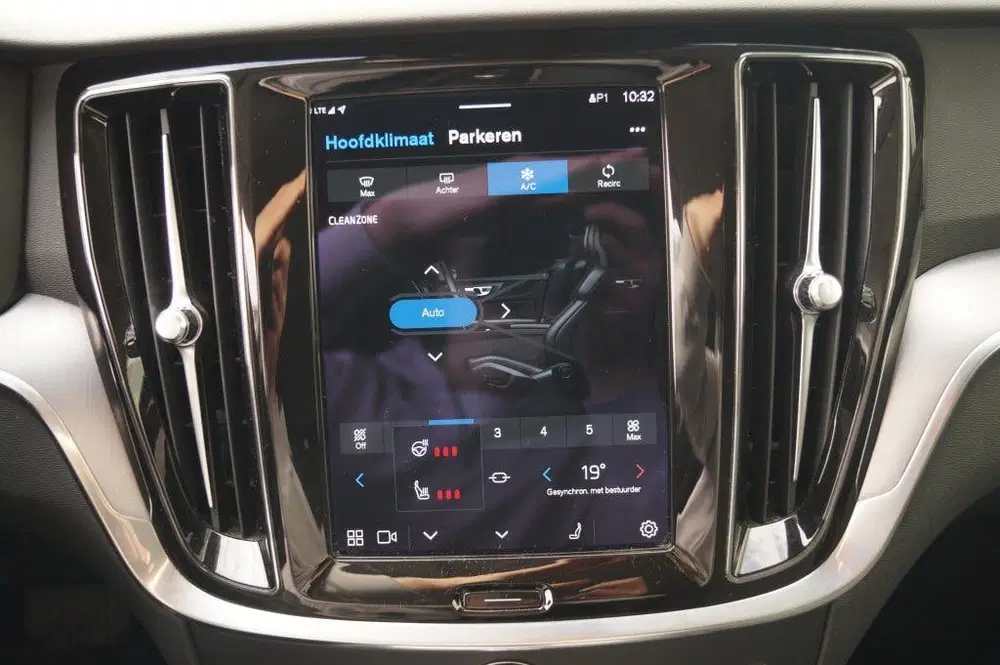 Volvo V60 2.0 B4 197pk Automaat Core -NAVI-ECC-LED-C uit 2023, foto 17