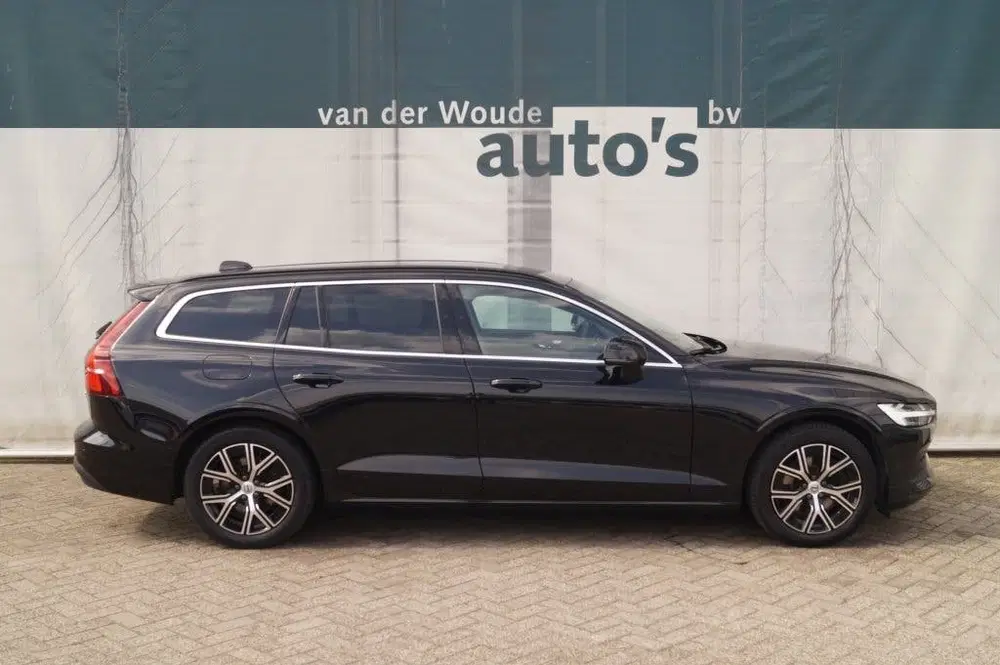 Volvo V60 2.0 B4 197pk Automaat Core -NAVI-ECC-LED-C uit 2023, foto 2