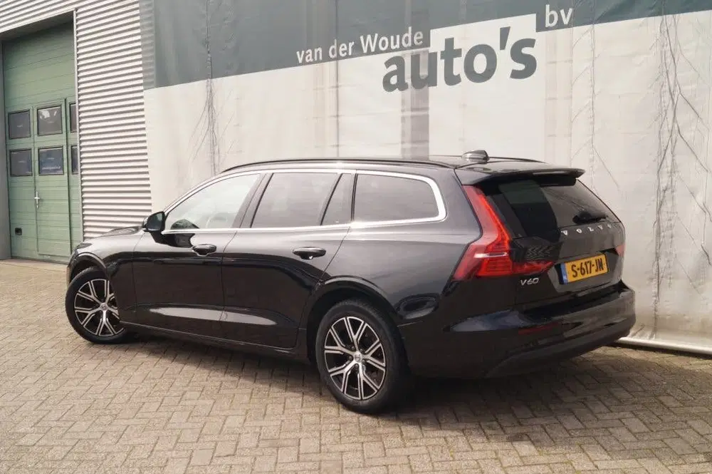 Volvo V60 2.0 B4 197pk Automaat Core -NAVI-ECC-LED-C uit 2023, foto 6