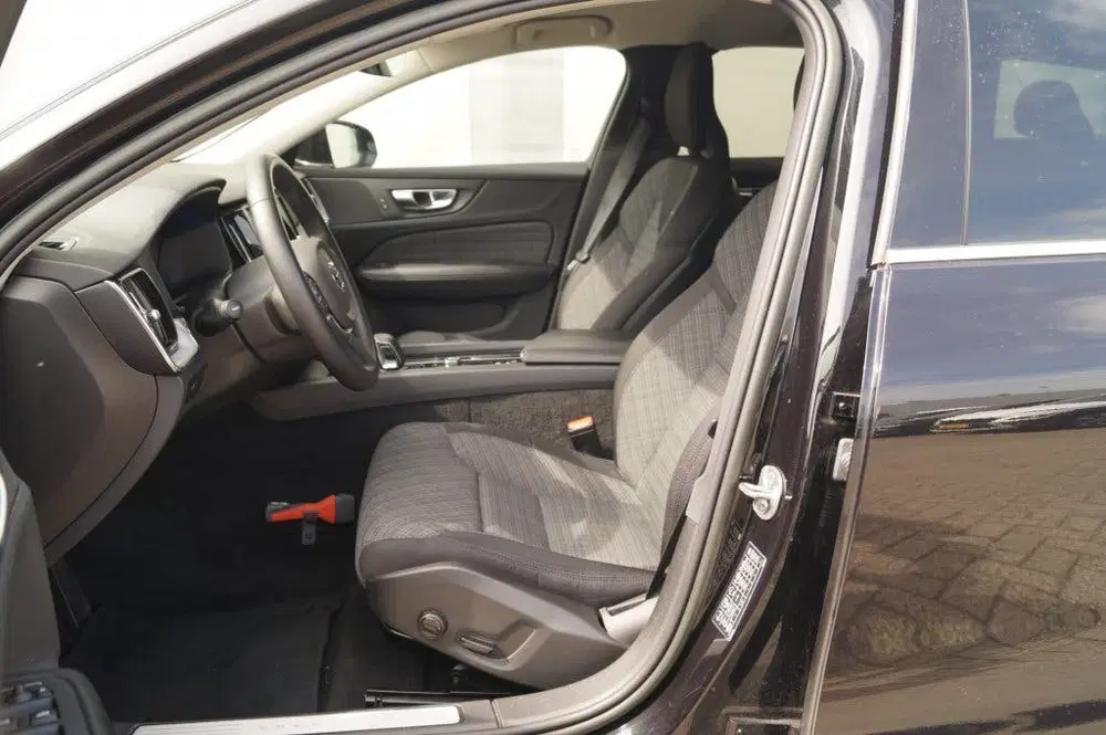 Volvo V60 2.0 B4 197pk Automaat Core -NAVI-ECC-LED-C uit 2023, foto 7