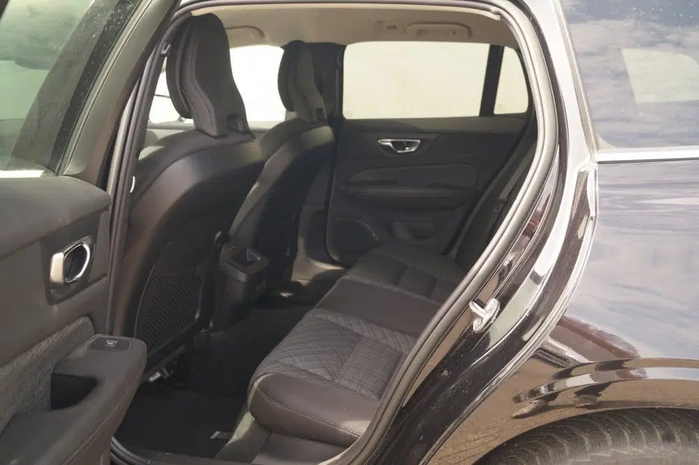 Volvo V60 2.0 B4 197pk Automaat Core -NAVI-ECC-LED-C uit 2023, foto 8
