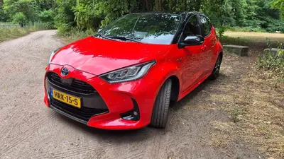 Toyota Yaris 1.5 Hybrid 116pk CVT 2021 Rood Launch edit uit 2021