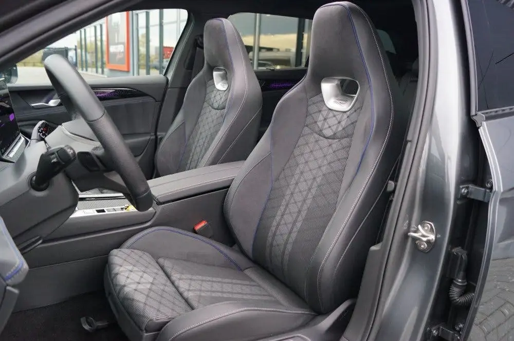 Volkswagen Passat Variant 2.0 TDI DSG R-Line Black st. 150pk uit 2024, foto 3