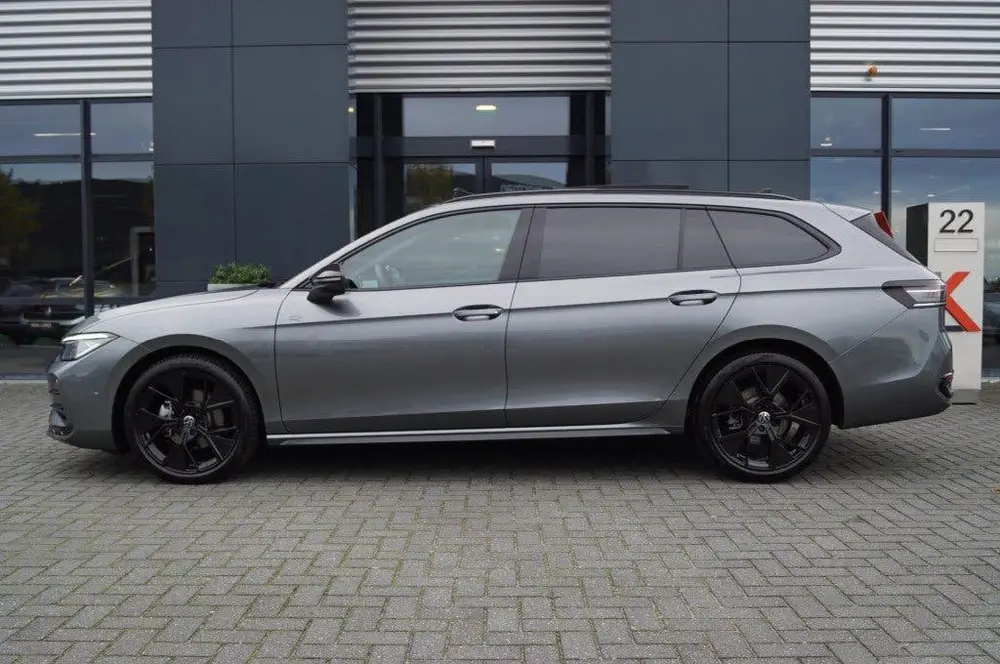 Volkswagen Passat Variant 2.0 TDI DSG R-Line Black st. 150pk uit 2024, foto 6