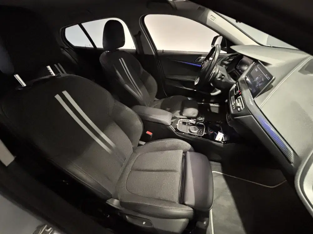 BMW 1-serie 120i High Executive uit 2021, foto 10