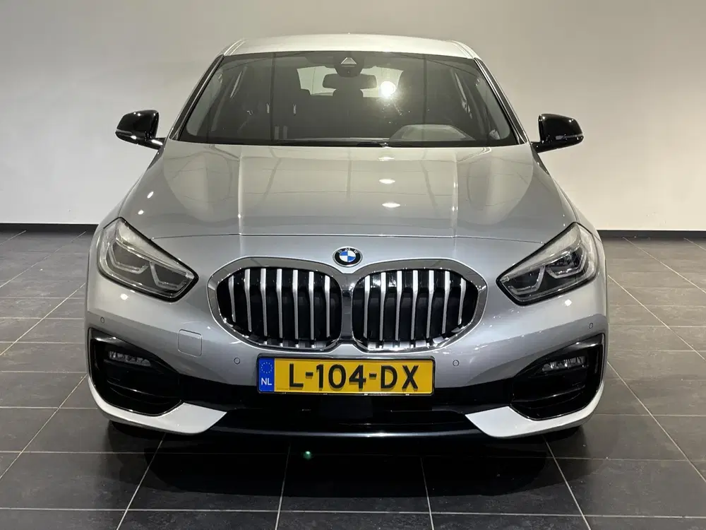 BMW 1-serie 120i High Executive uit 2021, foto 2