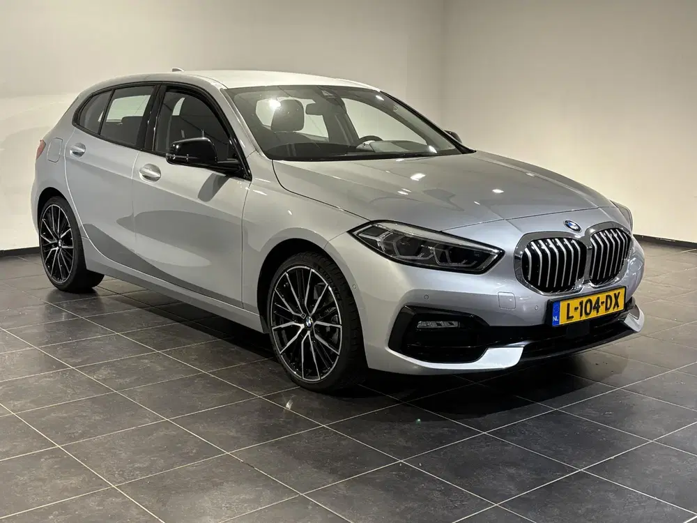 BMW 1-serie 120i High Executive uit 2021, foto 3