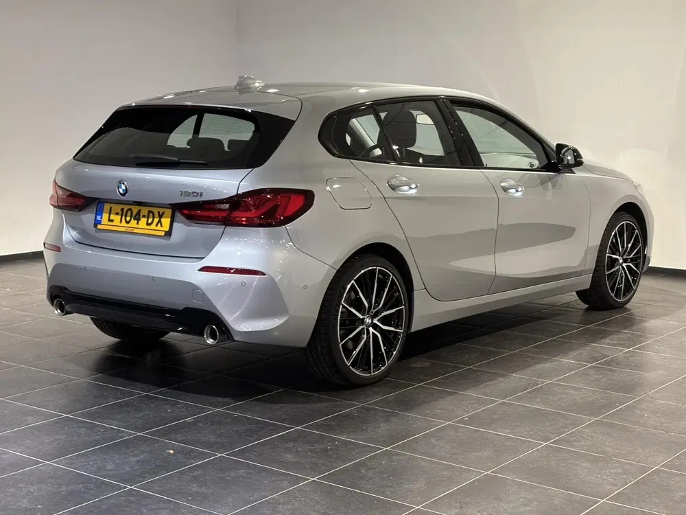 BMW 1-serie 120i High Executive uit 2021, foto 9