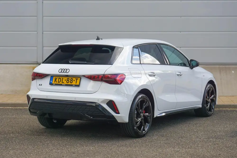 Audi A3 45 TFSIe 272pk S Edition Competition uit 2025, foto 2