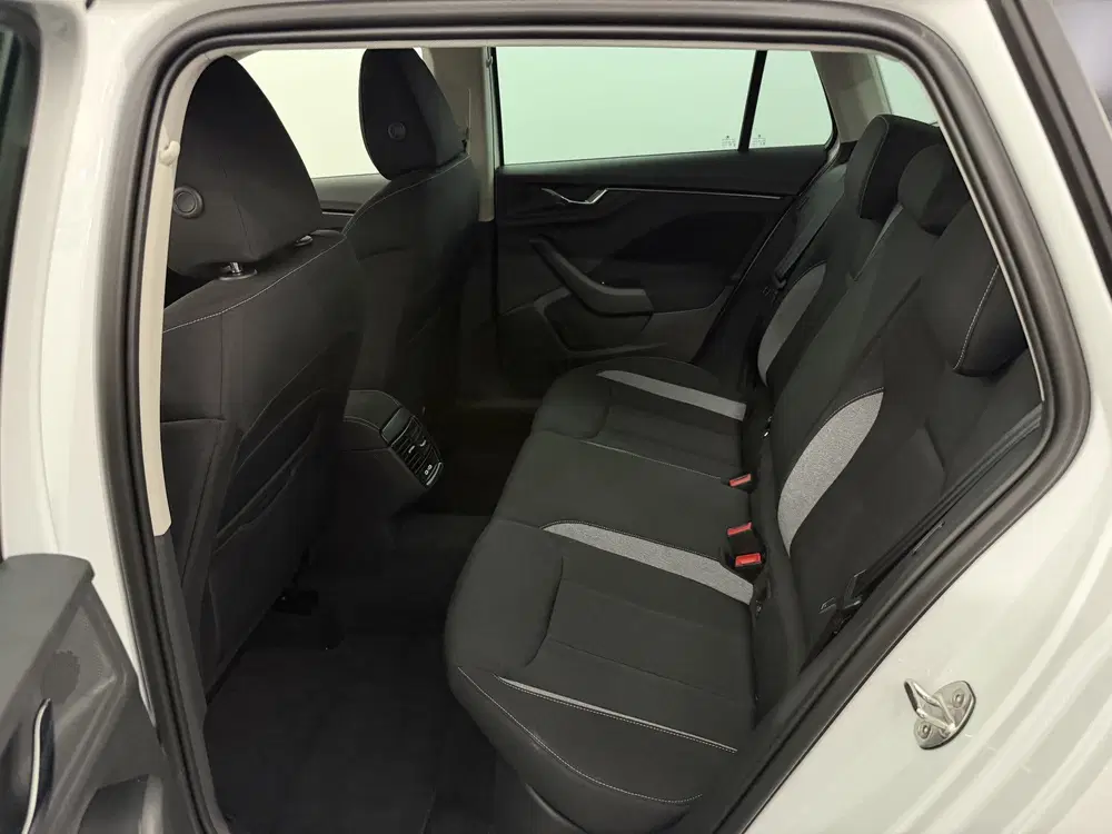 Skoda Kamiq 1.0 TSI Black Pack Camera uit 2026, foto 9