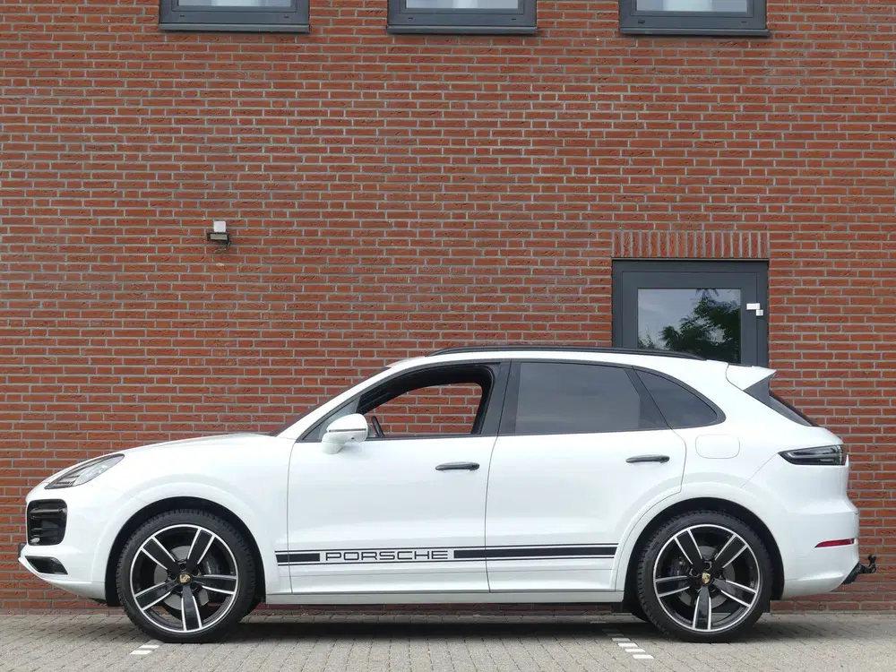Porsche Cayenne 3.0 E-Hybrid Platinum Edition AS besturing uit 2023, foto 3