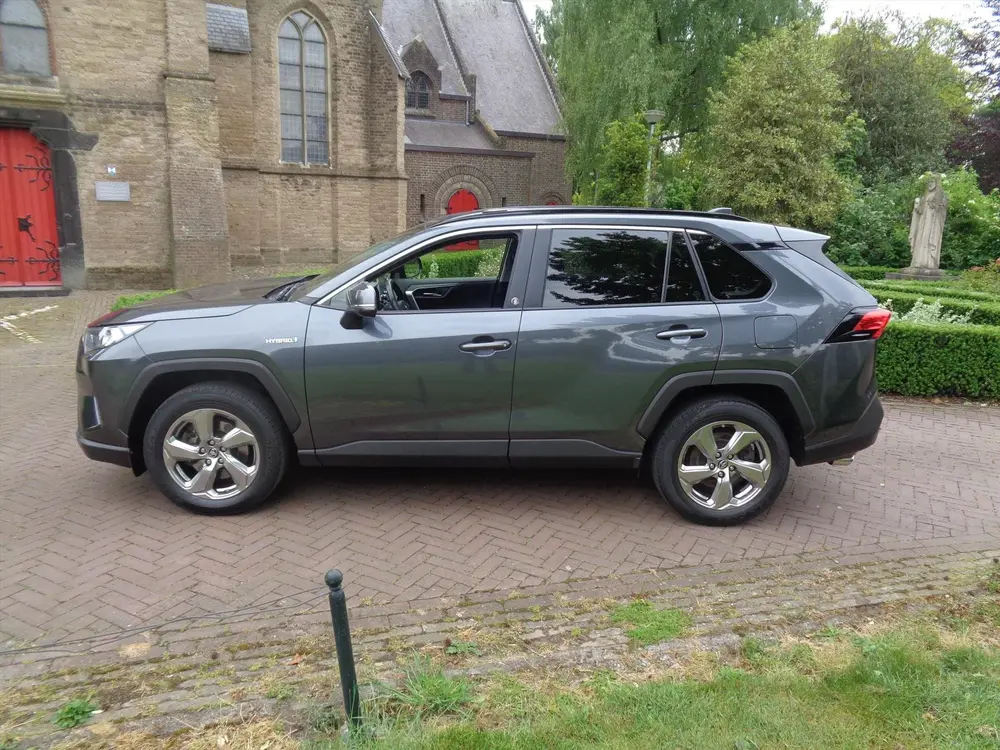 Toyota RAV 4 2.5 Hybrid 222pk CVT AWD Dynamic bij Toyot uit 2020, foto 2